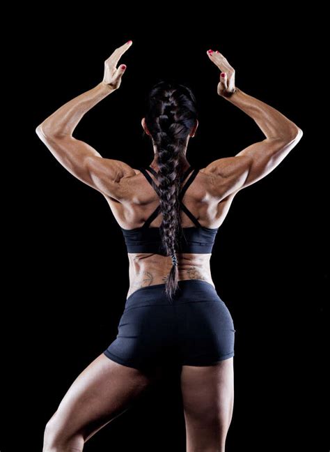 女性健美展现结实的肌肉图片素材 黑色背景下的健美女性创意图片素材 图片格式 未来mac下载素材下载