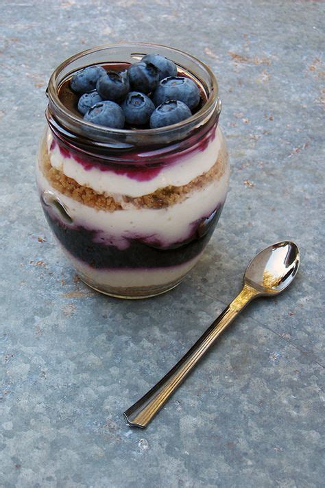 Aggiungere 1 cucchiaio di olio e mescolare se la salsa dovesse risultare un po' densa, aggiungere un cucchiaio di acqua in modo da renderla più fluida. Cheesecake in barattolo allo yogurt greco e salsa di ...
