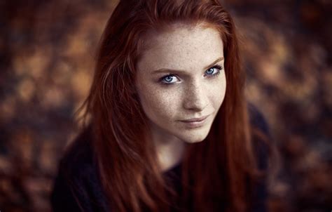 Обои взгляд девушка лицо модель портрет макияж прическа веснушки рыженькая боке