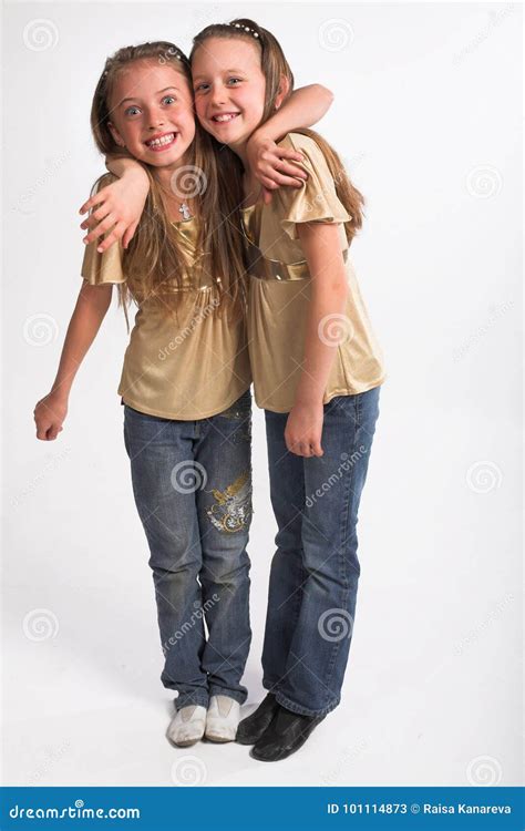 Zwei Kleine Mädchen Die Sich Umarmen Stockbild Bild Von Verschiedenartigkeit Blond 101114873