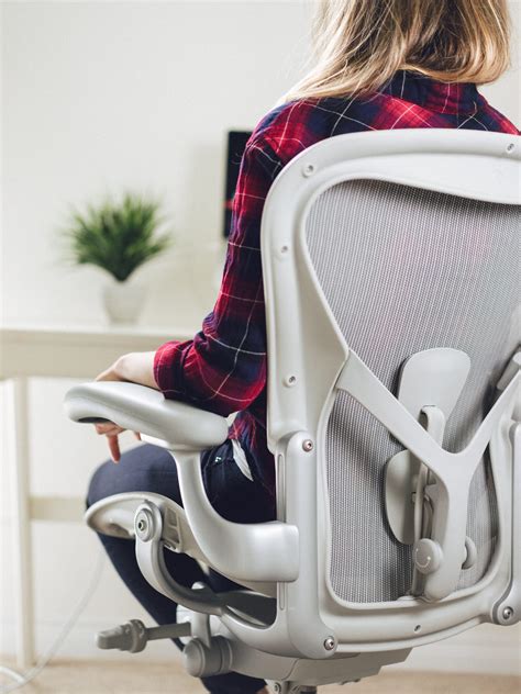 Size b(medium) herman miller aeron classic desk chair. A Review of the (Remastered) Herman Miller Aeron Office ...