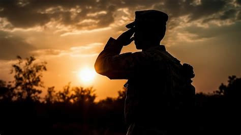 Un Soldado Saludando Frente A Una Puesta De Sol Foto Premium