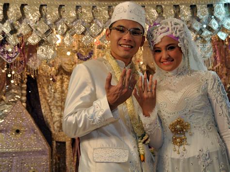 Bisa diadakan di rumah maupun digedung tempat upacara panggih/resepsi dilaksanakan. Marhanda dan Ben Kasyafani dalam foto pernikahan | William ...
