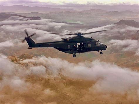 Il corso pratico, prevede un minimo di 45 ore di volo minimo di cui almeno 25 a doppio comando con istruttore e almeno 10 da solo pilota. 5.000 ore di volo per gli elicotteri NH-90 in Afghanistan ...