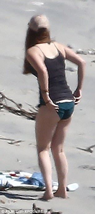 Lana Del Rey Shows Off Her Sensational Curves On The Beach Daily Mail