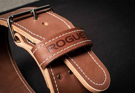 Weightlifting/power lifting belts are worn well above where you wear your shorts or pants, this means they are worn above the hip bones. The 15 Best Weightlifting Belts | Improb