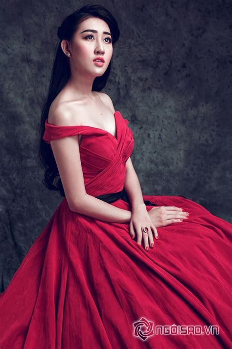 Cửa hàng biến đồ cũ thành đồ mới. Hoa hậu Huỳnh Thúy Anh đẹp kiều diễm với gam màu hoàng gia