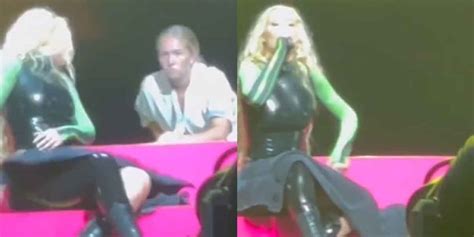 VIDEO Iggy Azalea se le rompe el pantalón en pleno concierto