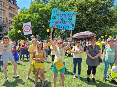 Učitelia Protesty 2 FotogalÉria Učitelia Si Na Protest Do Bratislavy Priniesli Nápadité