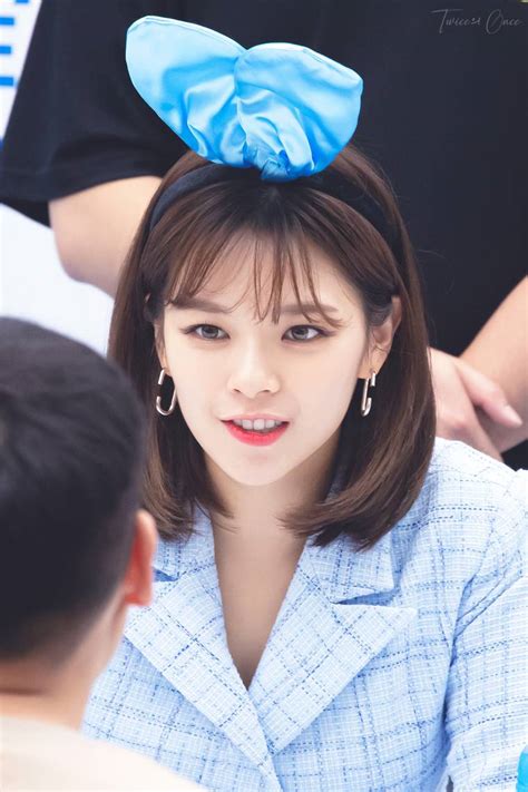 티셔츠는 조이리치, 오버롤은 에이치앤엠 × 코첼라. 트와이스 정연 - 베픽 라이브스코어