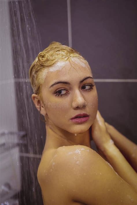 Piękna Naga Młoda Kobieta Bierze Prysznic W łazience Obraz Stock Obraz złożonej z higiena