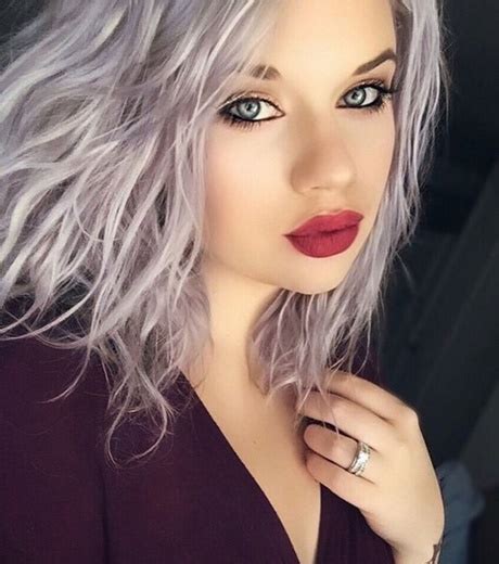 Vous avez les cheveux blancs et ne savez pas comment les enlever? Cheveux couleur blanc