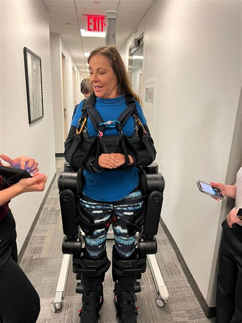 Senadora Mara Gabrilli testa exoesqueleto para pessoas com deficiência