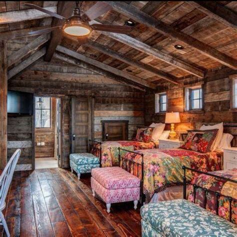 Cabin Bunkhouse With Old Quilts And Antique Beds Cabin Interiors