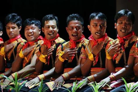 Tari saman adalah seni budaya daerah nanggroe aceh darussalam yang diciptakan oleh syekh saman. Selain Tari Saman, Inilah 10 Tarian Adat Aceh yang Populer