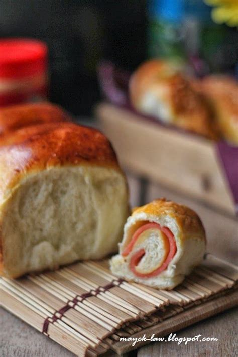 Something that defines hokkaido milk bread is the tangzhong method. 北海道牛奶面包 （Hokkaido Milk Bread)