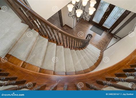 Escaleras Elegantes En Espiral Hasta El Nivel Inferior Imagen De