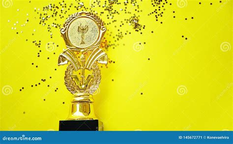 Trofeo De La Taza Del Oro Del Campe N En Fondo Amarillo Estilo Del