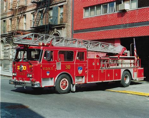 Fdny Ladder 30 8x10 Color Photo ~ 1983 Seagrave 100 Rear Mount Aerial