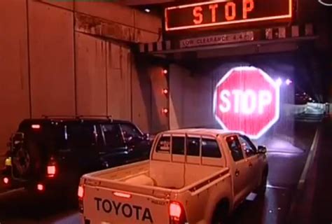 A Giant Stop Sign Protects The Sydney Harbour Tunnel Auto Au Feminin