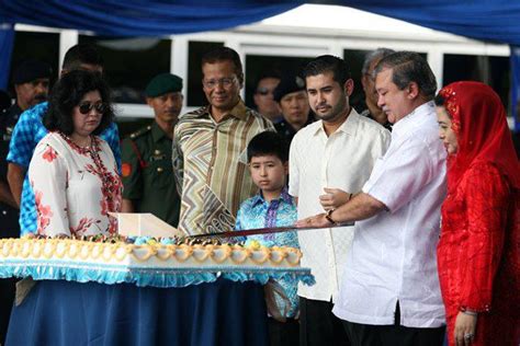 He was born during the reign of his great grandfather, sultan ibrahim. Kesultanan Johor: Tiada penganugerahan darjah kebesaran ...