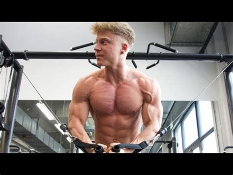 In diesem video möchte ich dir die 3 besten brustübungen für zuhause zeigen. KOMPLETTES BRUST TRAINING - Brust Übungen im Brust ...
