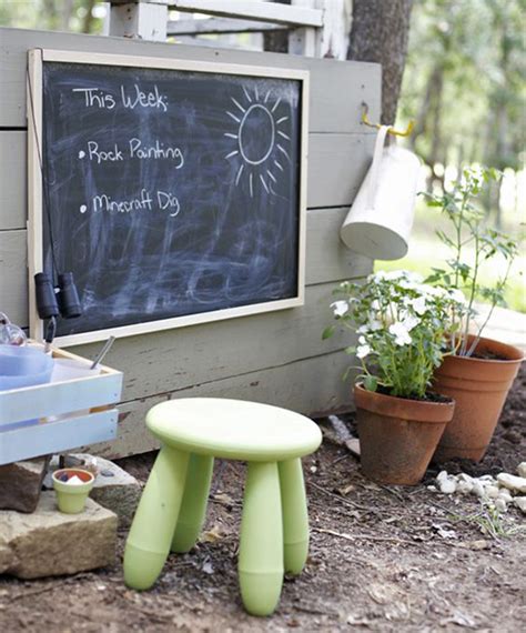 Outdoor Chalkboard With Diy Pallet Wall And Table Homemydesign