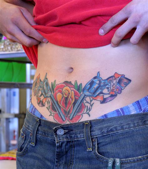 tatuajes en el vientre abdomen