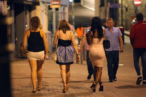A Night Out In Magaluf Uk Crowds Of Teens Swig Vodka In Newquay Streets And Sing We Re Gonna