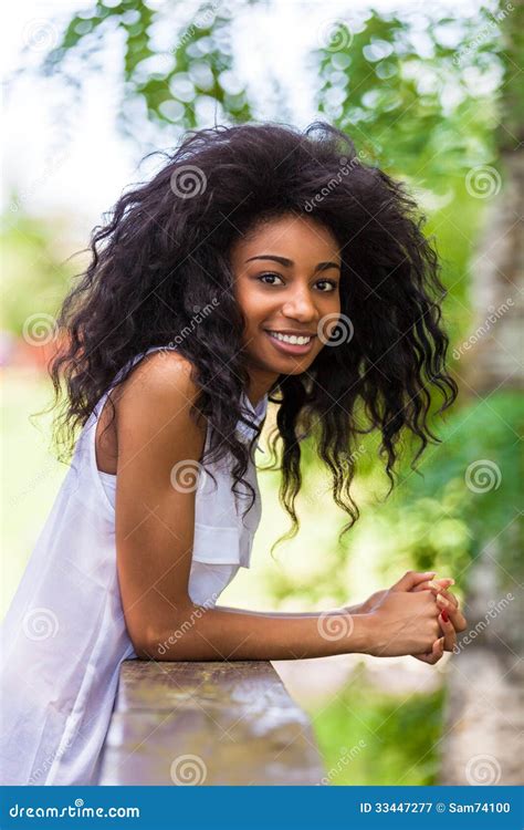 Portrait Extérieur Dune Fille Noire Adolescente Personnes Africaines Photographie Stock Libre