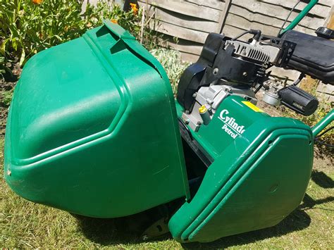 Qualcast Classic 35s Cylinder Petrol Lawn Mower With Grass Box Fully