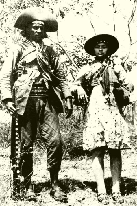 Virgulino Lampião e Maria Bonita no sertão do Nordeste fotografados em