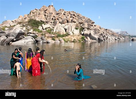 Frauen Baden Im Fluss Tungabhadra Hampi Karnataka Indien Stockfotografie Alamy