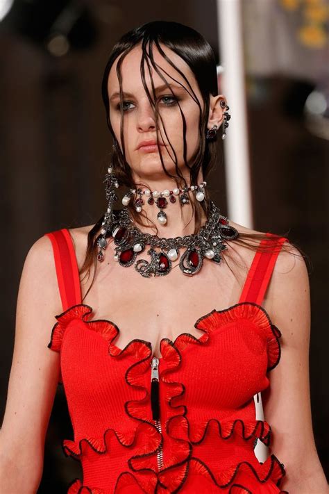 alexander mcqueen spring 2018 ready to wear collection runway looks beauty models and