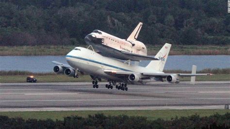 Nasas Last Space Shuttle On Nostalgic Flight To Retirement Home Cnn