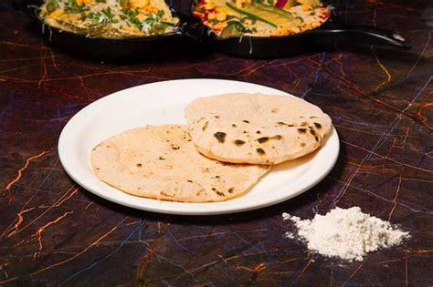 인도 전통 요리 차파티 또는 로티 또는 밀가루를 넣은 흰색 접시에 인도 빵 프리미엄 사진