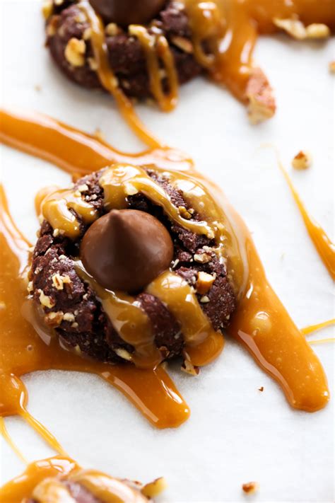 It's not known exactly how they received their name, but a in 1962, hershey's kisses chocolates joined the color revolution by adding red and green colored kisses chocolates for christmas in addition to the traditional silver. HERSHEY'S KISSES Turtle Pudding Cookies - Chef in Training