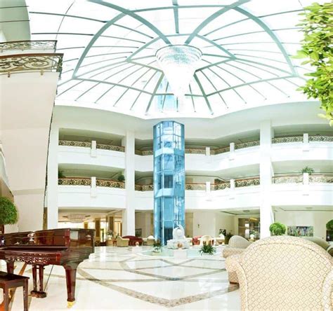 Sau điều chỉnh giao thông hồi tháng 11 năm ngoái, làn a (sát nhà ga) chỉ cho xe chở người vào sân bay. List khách sạn gần sân bay Tân Sơn Nhất, Sài Gòn tốt nhất ...