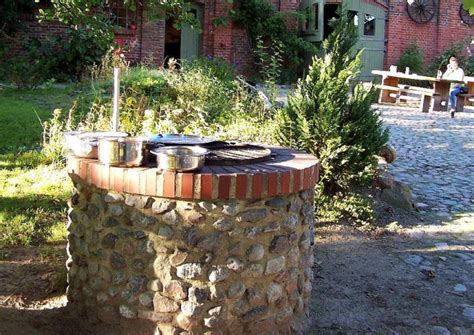 Großer garten mit altem baumbestand (steineichen), umgeben von olivenhainen. Sommerküche bauen