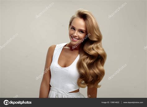 perfektes haar schöne frau modell mit langen blonden lockigen haaren stockfotografie