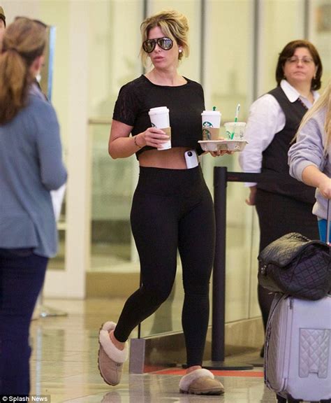 Kim Zolciak Flashes Chiseled Midriff Arriving In Atlanta Daily Mail Online