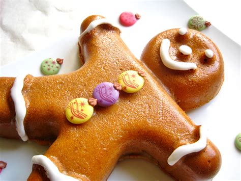 Tuiles sur le toit, motifs sur la maison, neige le long des fenêtres, sapin à la porte. Coloriage Pain d'épices Noel à imprimer