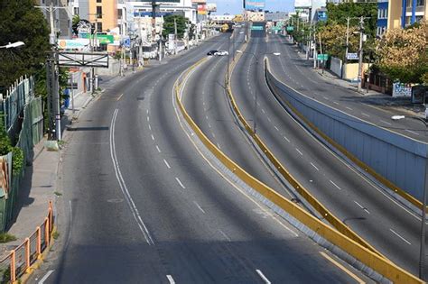 Las autoridades pueden pedir a los ciudadanos estadounidenses que deban desplazarse durante el toque de queda. Nearly 30,000 arrested for disobeying nationwide curfew in Dominican Republic