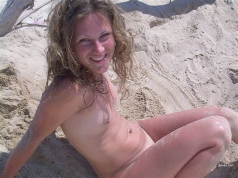 Одинокая голая телочка на пляже