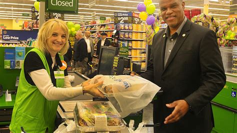 Neighborhood Wal-Mart opens its doors in Opelousas