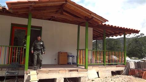Montaje y carpintería de toda la casa en maderas nobles. Casas prefabricadas en Colombia - YouTube