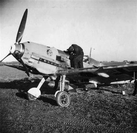 Asisbiz Messerschmitt Bf 109e4b 4slg2 Carring A 4x50kg Bomb Eastern
