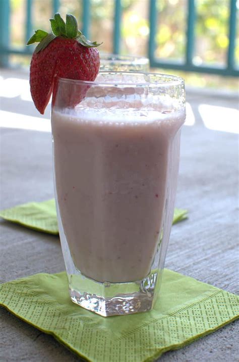 How To Make Banana Strawberry Milkshake Recipe