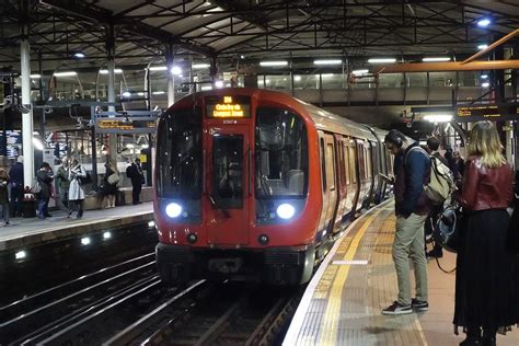 Rd16189 London Underground Circle Line S7 Stock At Farrin Flickr