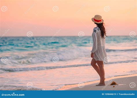 Giovane Bellissima Donna Sulla Spiaggia Tropicale Al Tramonto Immagine